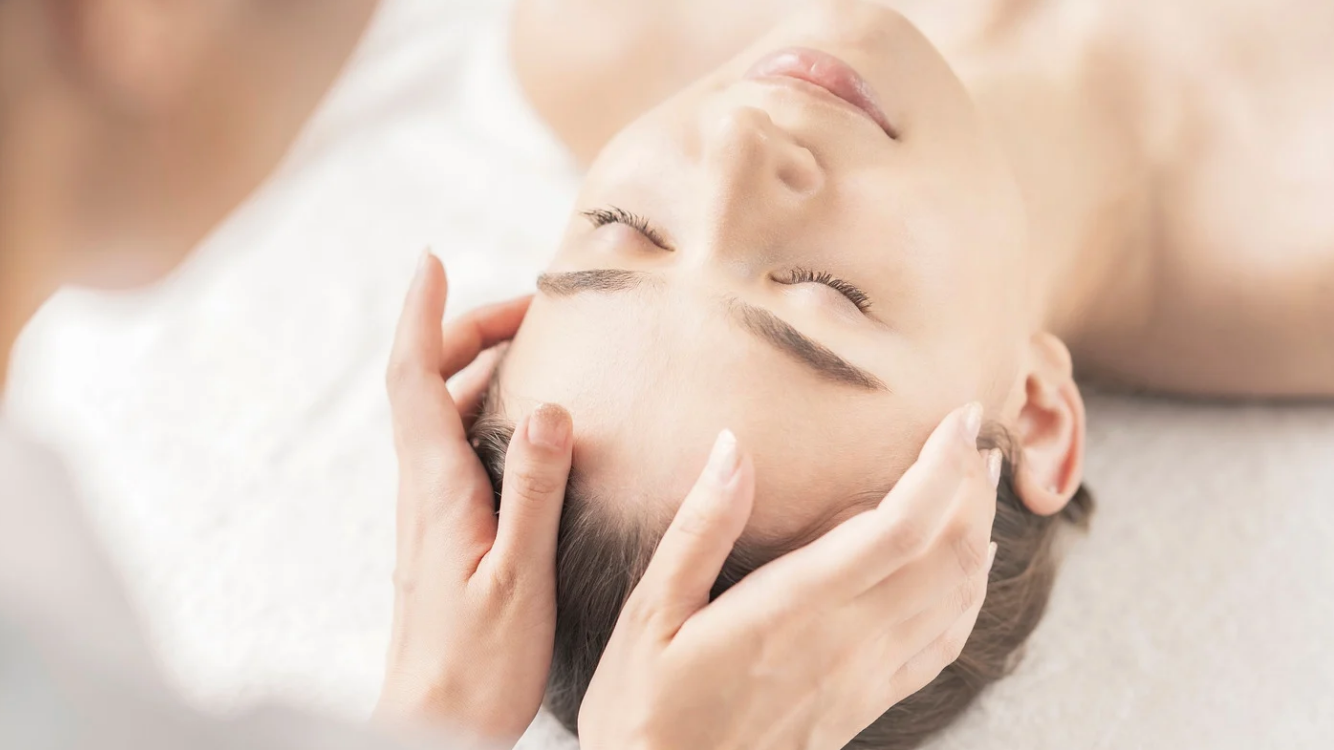 ヘッドスパの施術を受けている女性